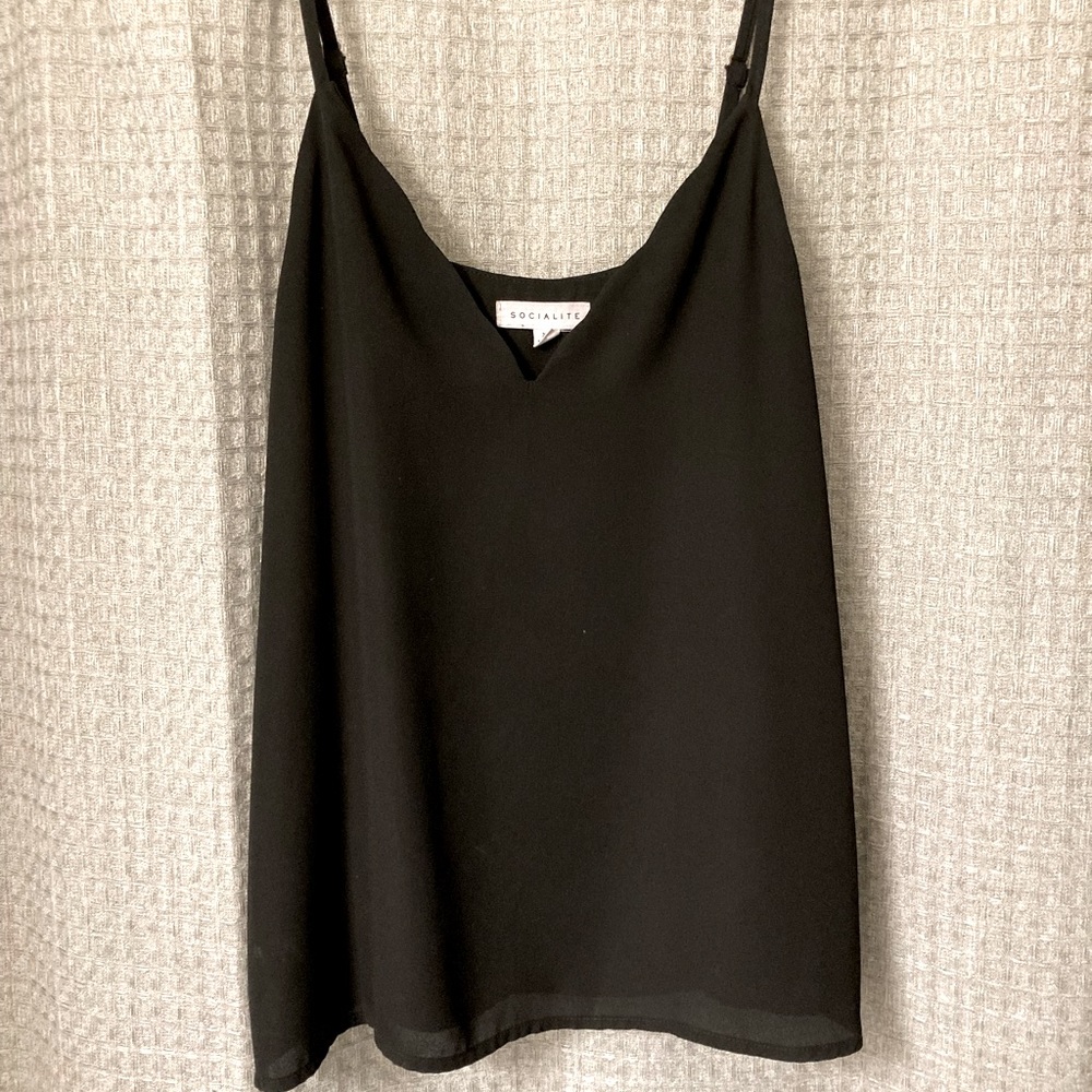 Socialite black scalloped v neck camisole - Picture 2 of 8